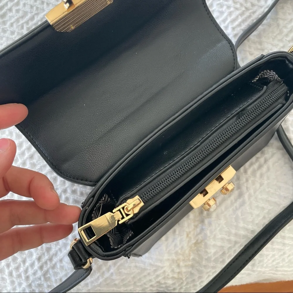 Chic Leather Purse - Picture 8 of 10